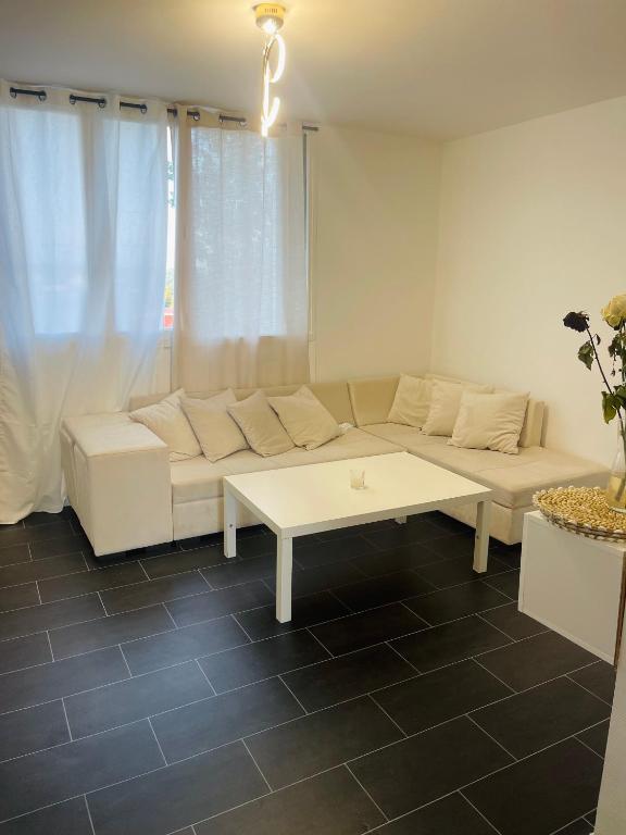 - un salon avec un canapé blanc et une table basse dans l'établissement Superbe appartement en centre ville, à La Mulatière