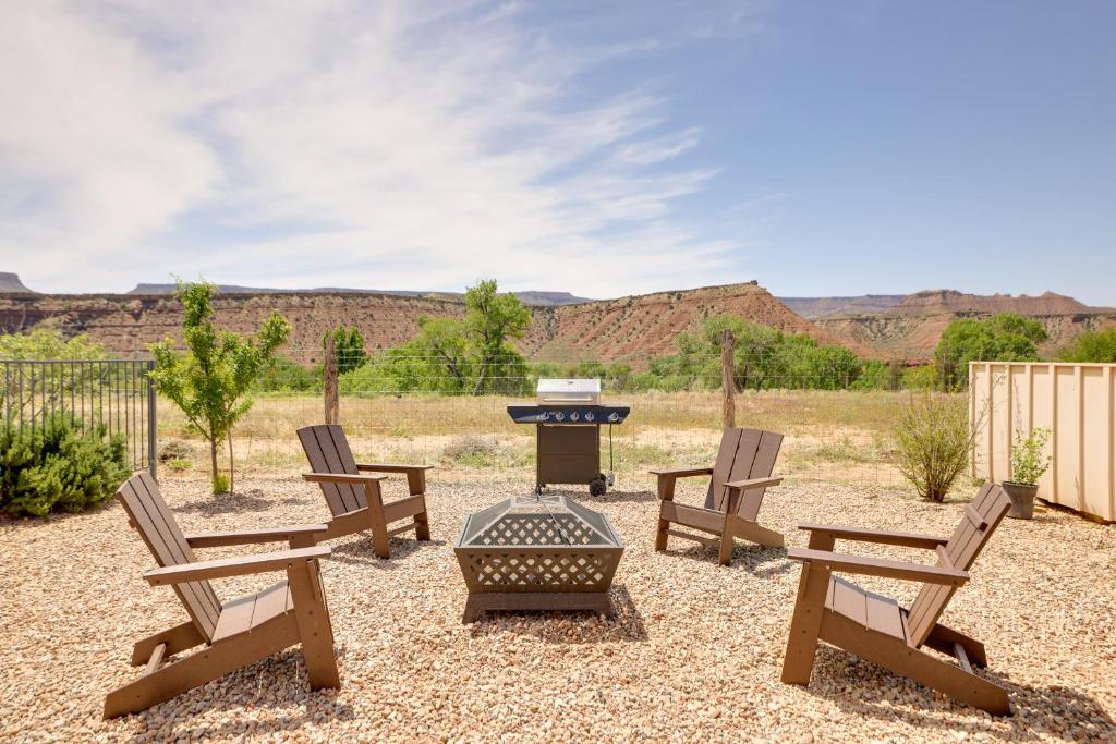 un grupo de sillas sentadas alrededor de una hoguera en Southern Utah Vacation Rental with Hot Tub, en Virgin