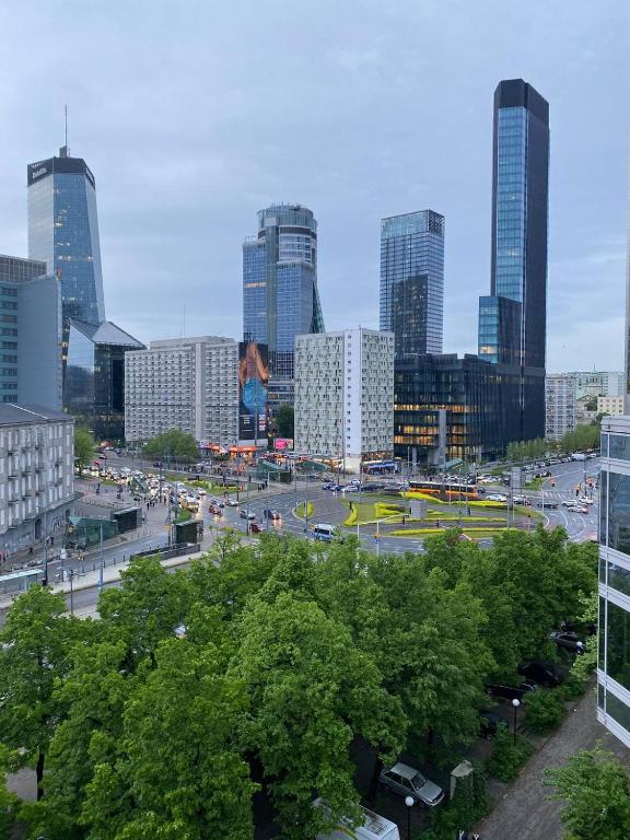 - une vue sur une ville avec de grands bâtiments dans l'établissement HALBY rooms Pańska 55, à Varsovie