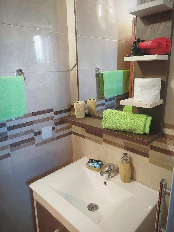 Uma casa de banho em Summit Apartment