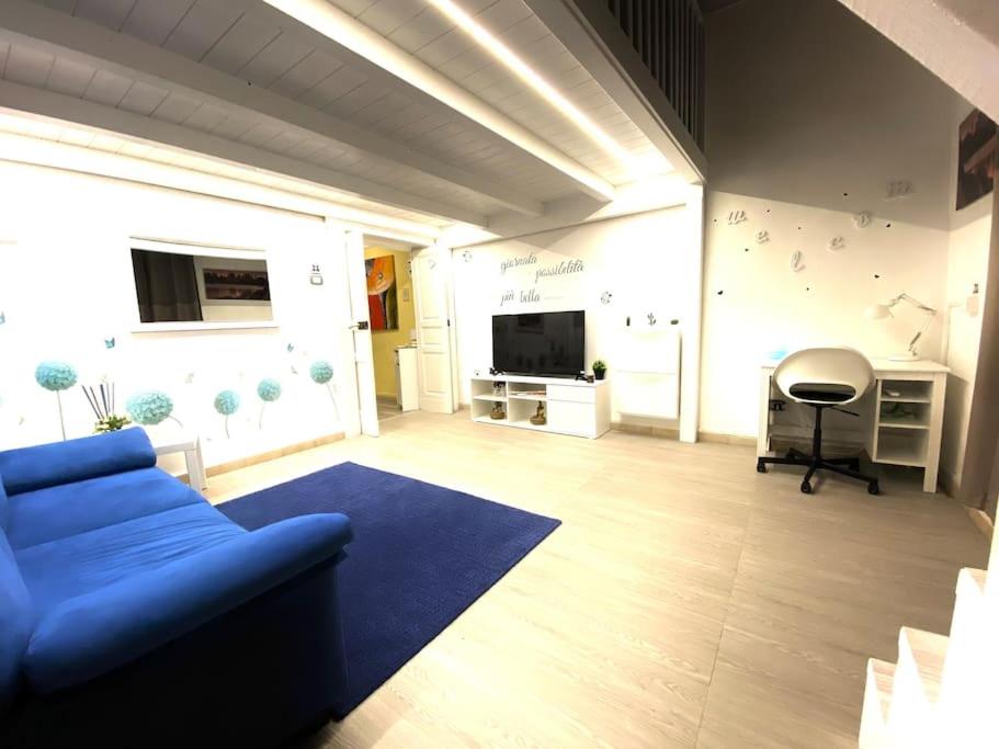 un soggiorno con divano blu e tappeto blu di la Piccola Dimora appartamento a Taranto