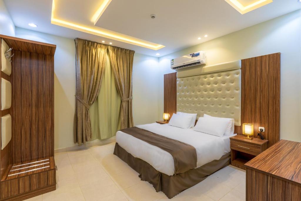 een hotelkamer met een bed en een televisie bij ساوث ستار in Abha