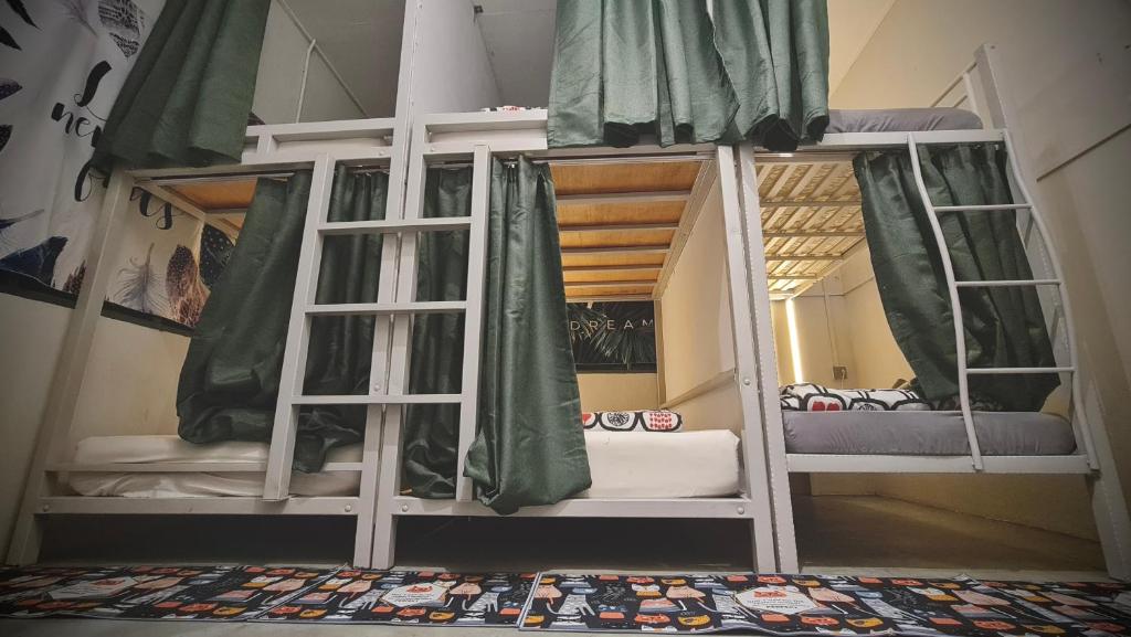 ein paar Etagenbetten in einem Zimmer in der Unterkunft Boxpackers Langkawi in Pantai Cenang