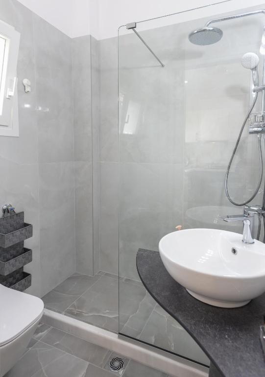 A bathroom at OUTParga Apartment 3