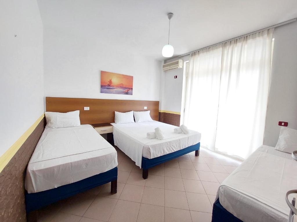 Postel nebo postele na pokoji v ubytování Hotel Nacional Durres