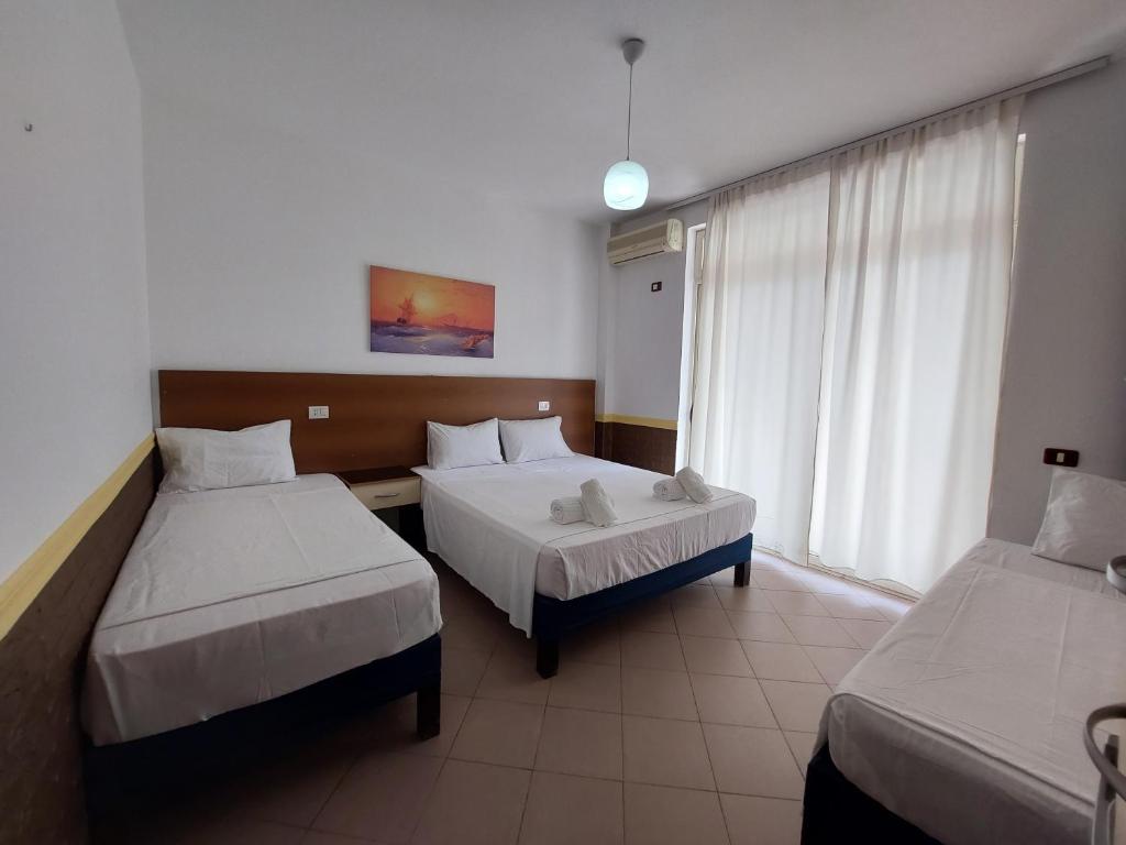 Postel nebo postele na pokoji v ubytování Hotel Nacional Durres