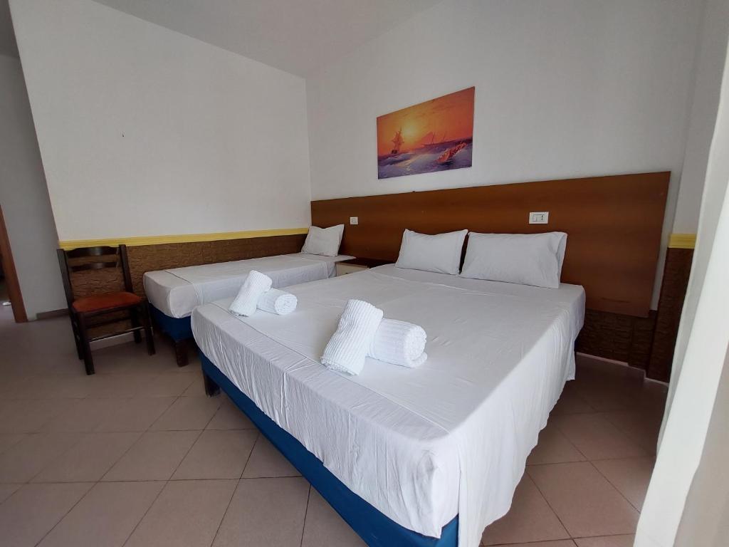Postel nebo postele na pokoji v ubytování Hotel Nacional Durres