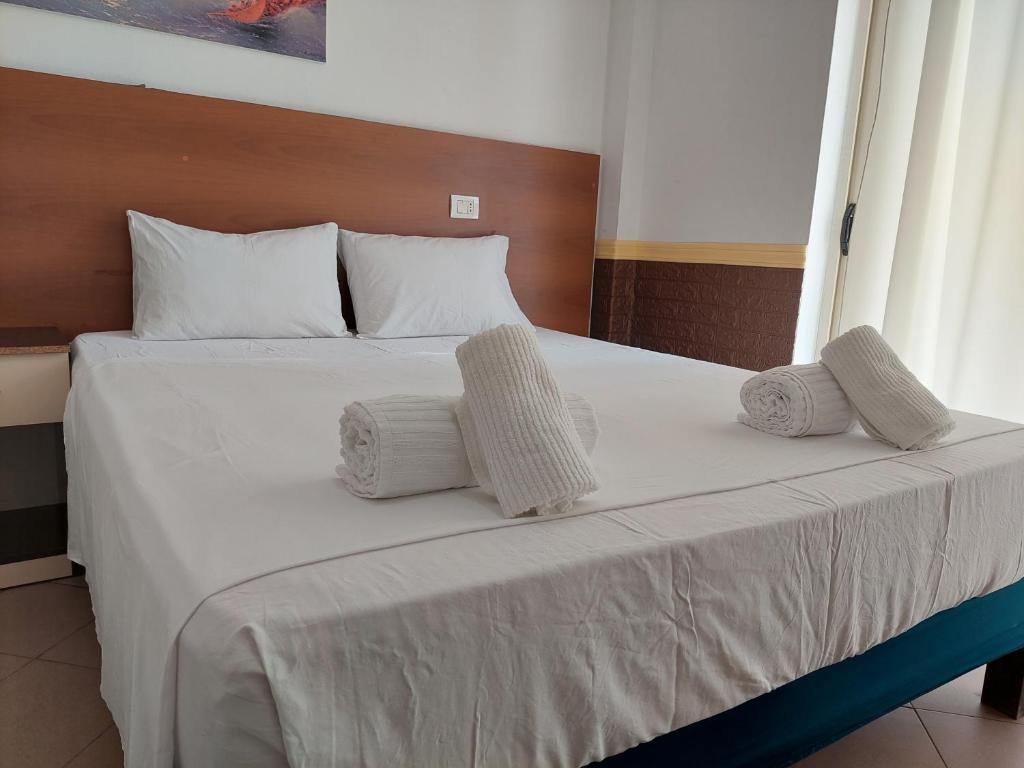 Postel nebo postele na pokoji v ubytování Hotel Nacional Durres