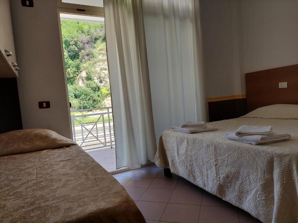 Postel nebo postele na pokoji v ubytování Hotel Nacional Durres