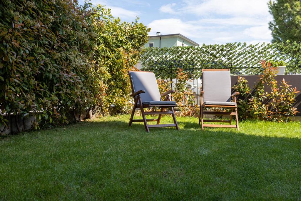 dos sillas sentadas en el césped en un patio en Estate en Desenzano del Garda