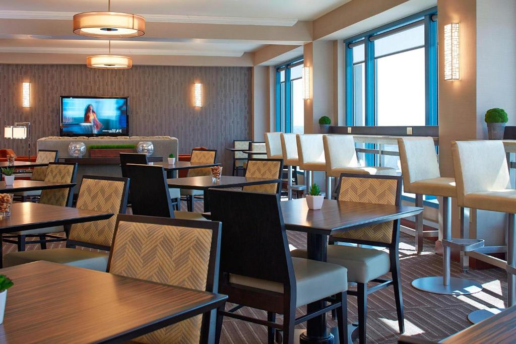 Milwaukee Marriott West - 礼宾双人间，两张双人床