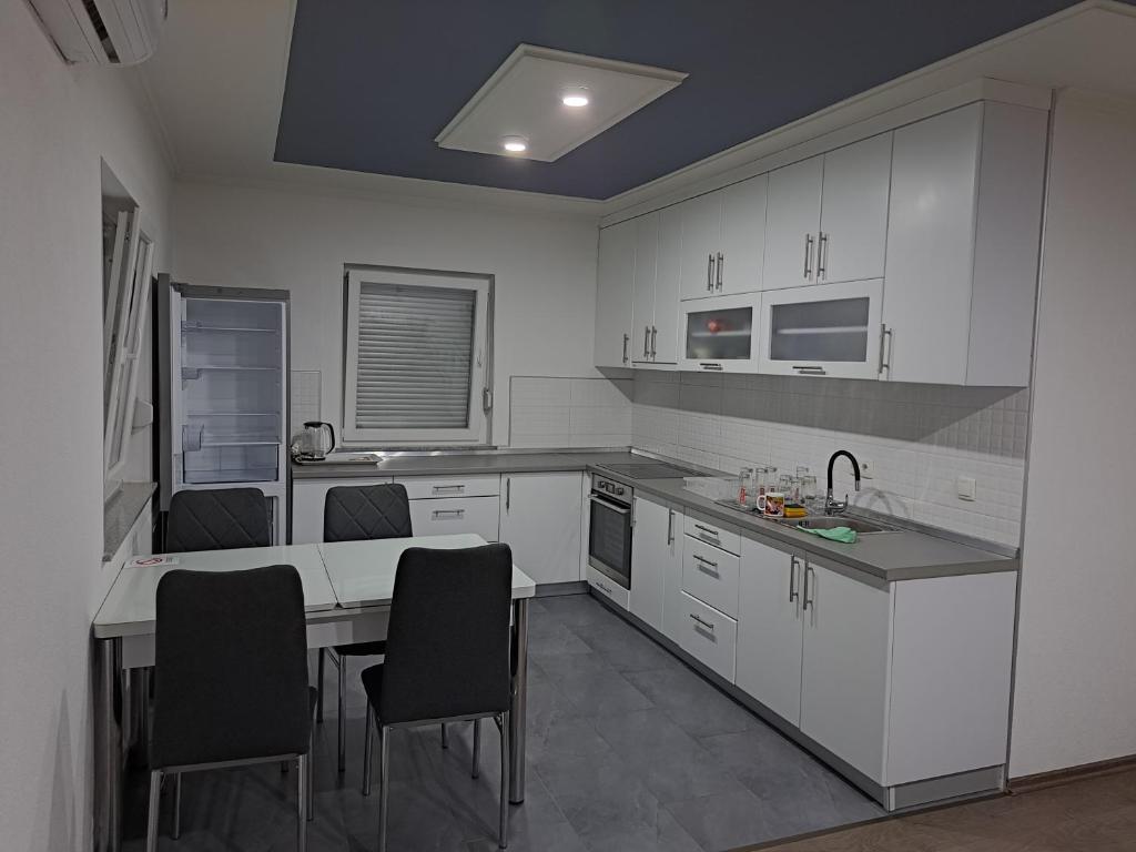 Kuchyň nebo kuchyňský kout v ubytování Apartman Knežević
