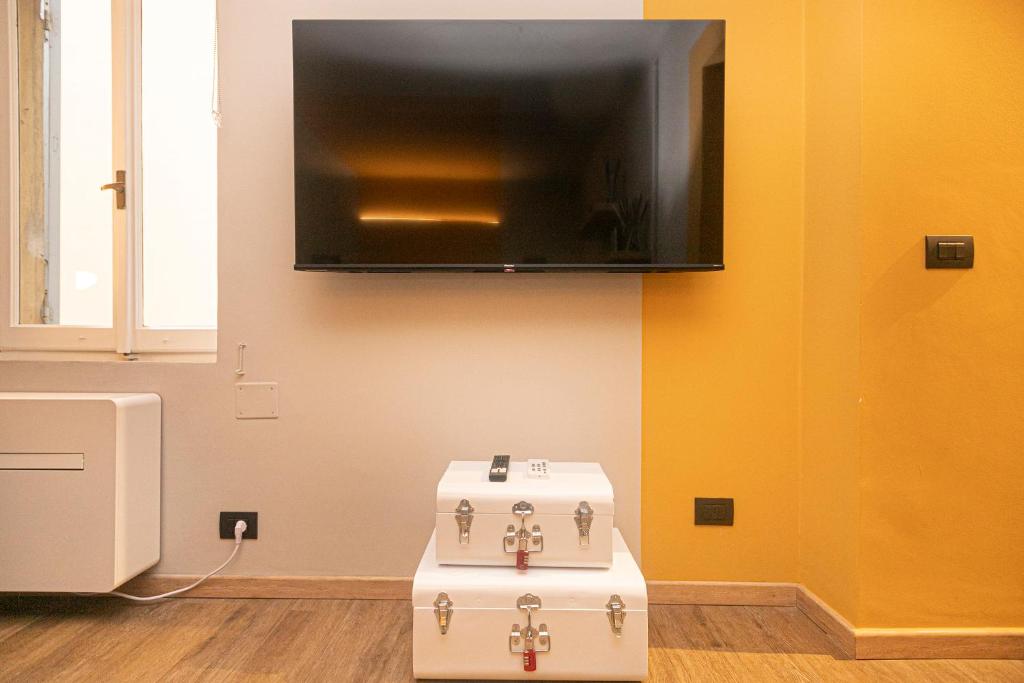 A television and/or entertainment centre at Giano Host - I teatri