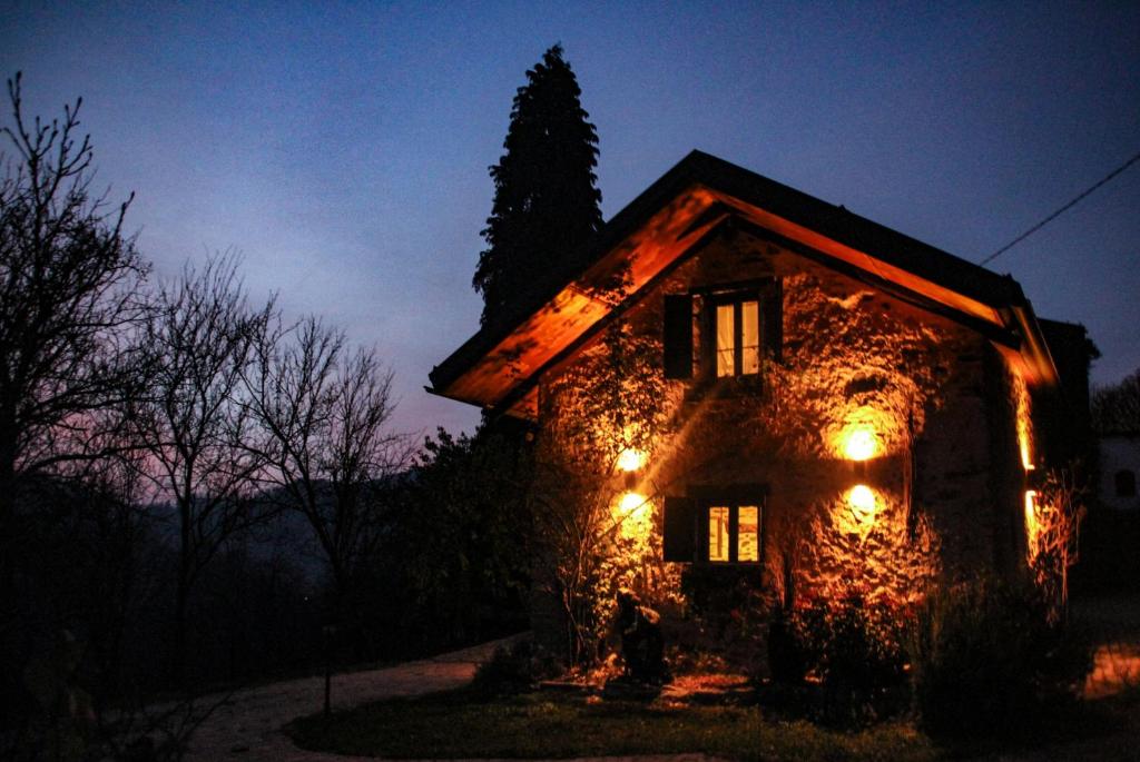 una casa de piedra con luces encendidas por la noche en il Bosco, en Roccaforte Mondovì