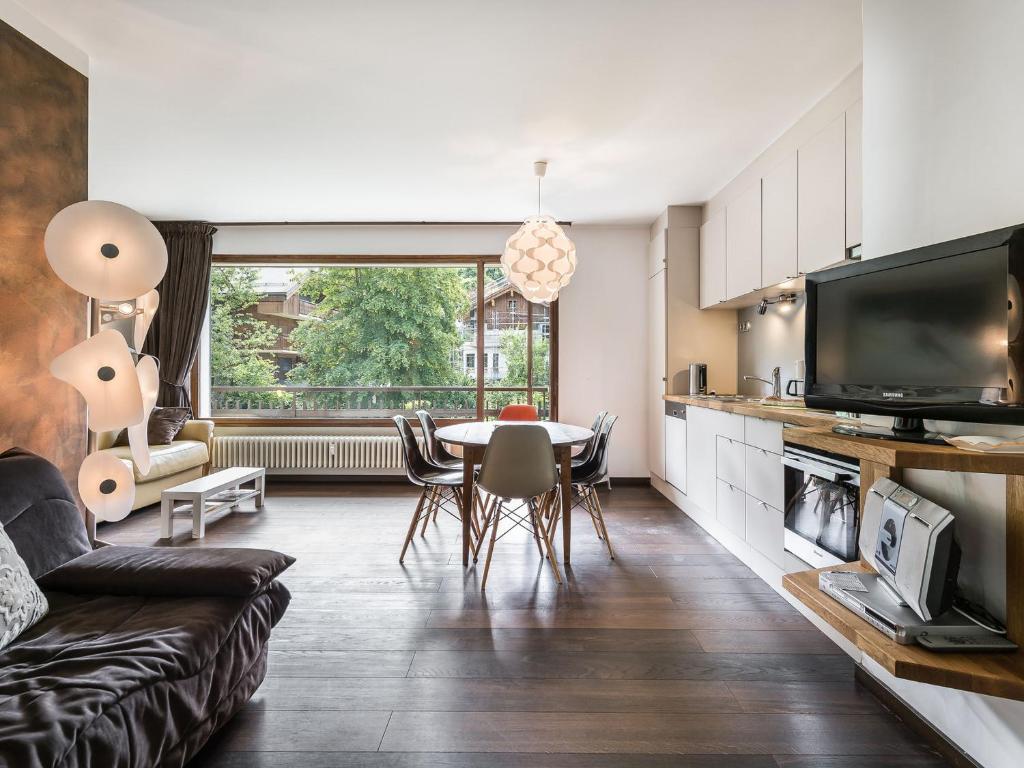 un salon avec un canapé et une table dans l'établissement Studio Confortable avec Balcon, Centre de Megève, Parking, Ascenseur - FR-1-453-110, à Megève