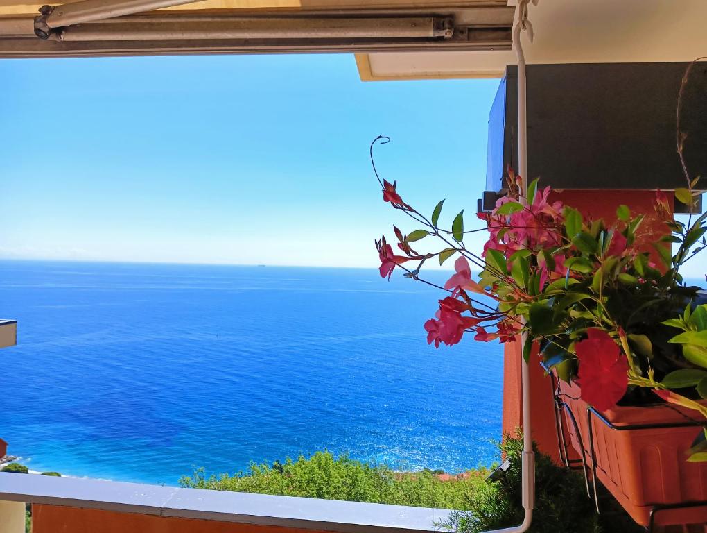una ventana con vistas al océano en La Sundevilla, en Bergeggi