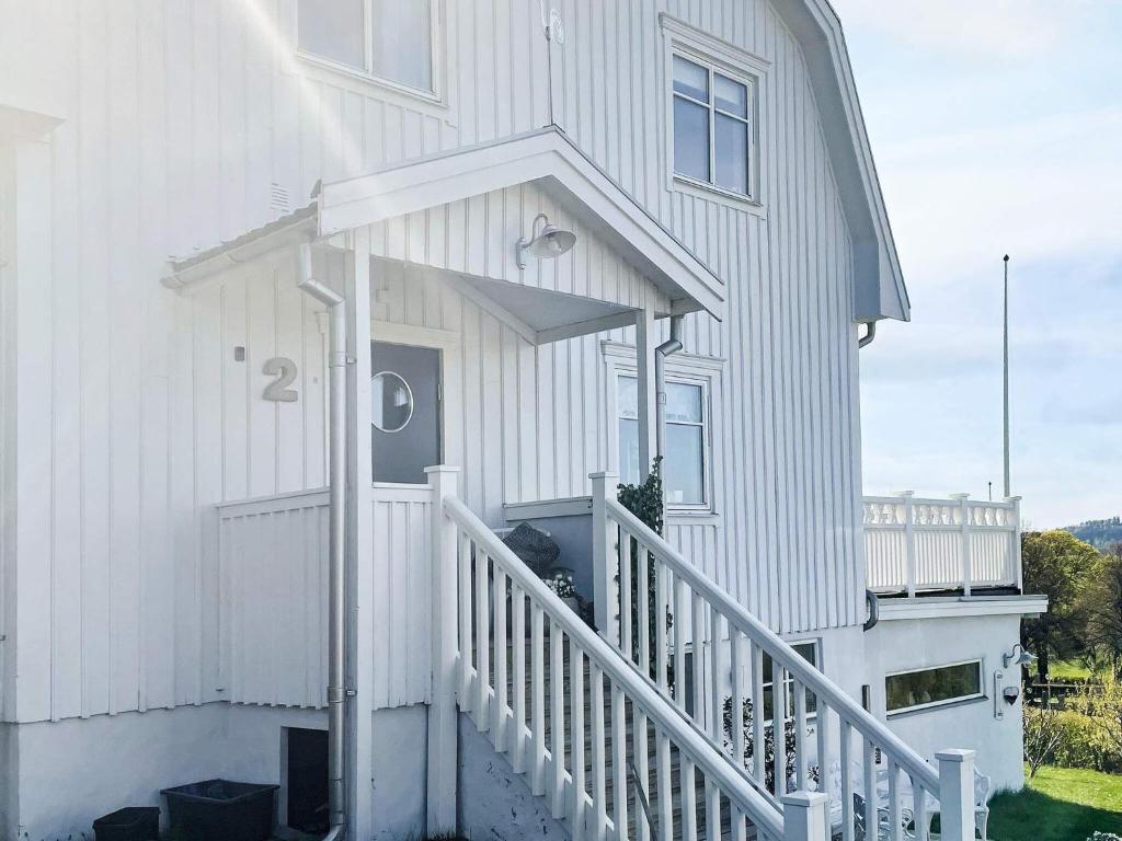 una casa bianca con una porta bianca e scale di Holiday home HuskvarnA a Huskvarna