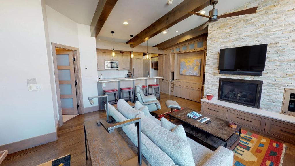 TV a/nebo společenská místnost v ubytování Manor Vail Lodge