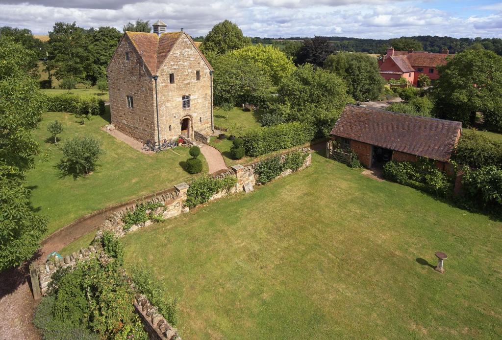 Pauntley的住宿－The Dovecote，地表上一座古老石头建筑的空中景观