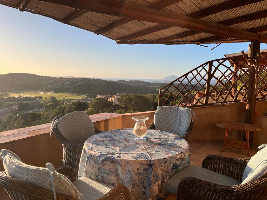 a table and chairs on a balcony with a view at Costa Smeralda appartamento Pevero Golf in Arzachena