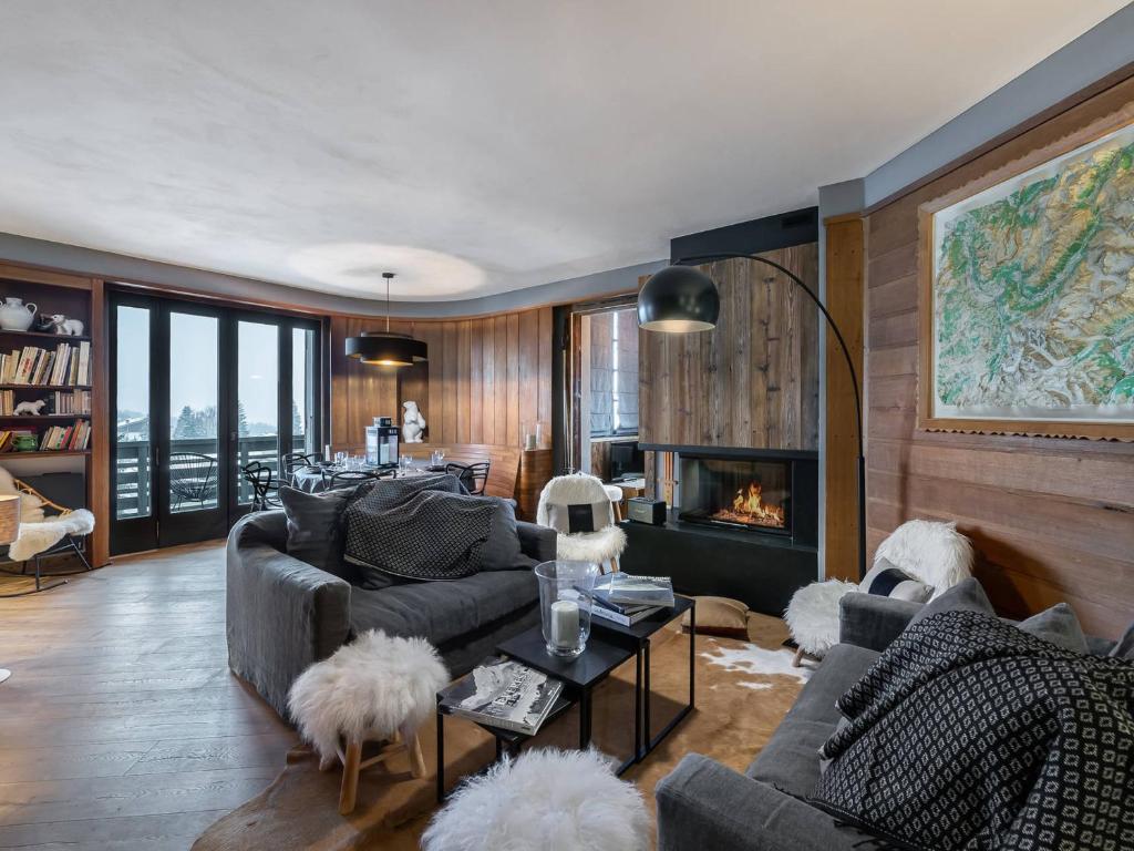 un salon avec des canapés et une cheminée dans l'établissement Appartement rénové 5 chambres avec balcon, cheminée et Wifi à 400m du centre de Megève - FR-1-453-170, à Megève