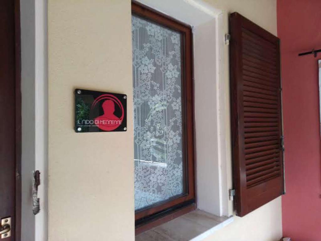 ヴィッラシミーウスにあるI Borghi di Michele - Il nido di Mennenneの窓際の看板付きドア