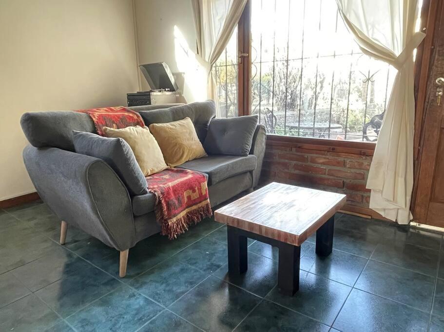 sala de estar con sofá y mesa de centro en El Farolito House Bariloche en San Carlos de Bariloche