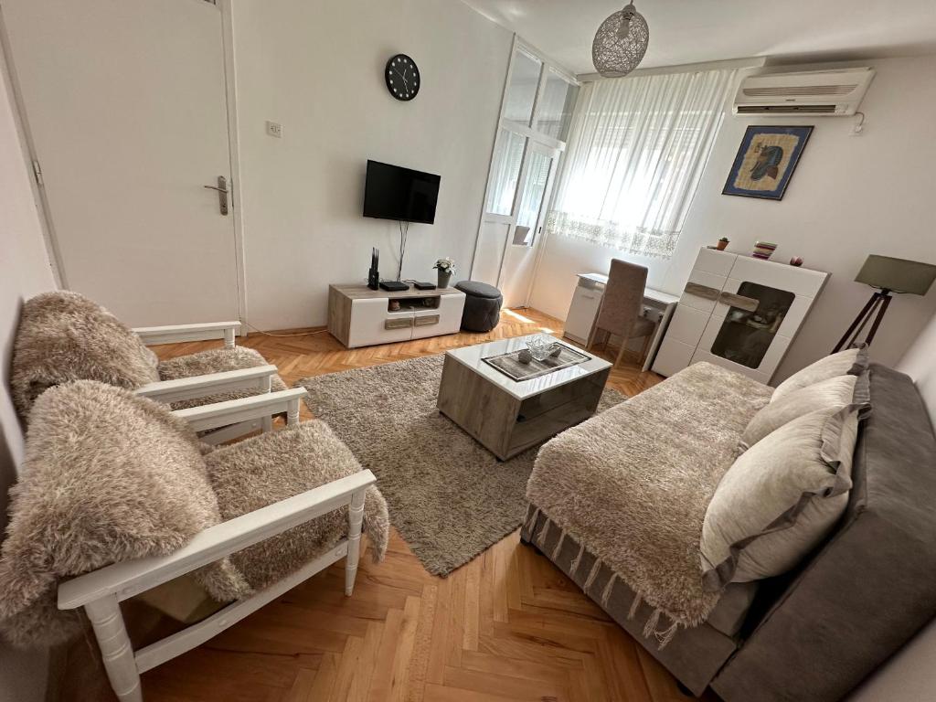 sala de estar con sofá y mesa en One bedroom apartment in great location, en Podgorica