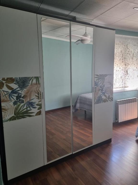 Postel nebo postele na pokoji v ubytování Habitación Villena lavanda