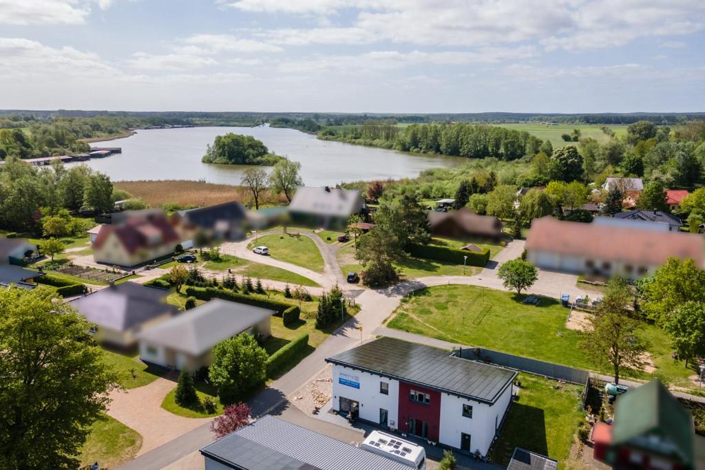 een luchtzicht op een kleine stad met een rivier bij Ferienwohnung Zwischen den Seen in Vietzen