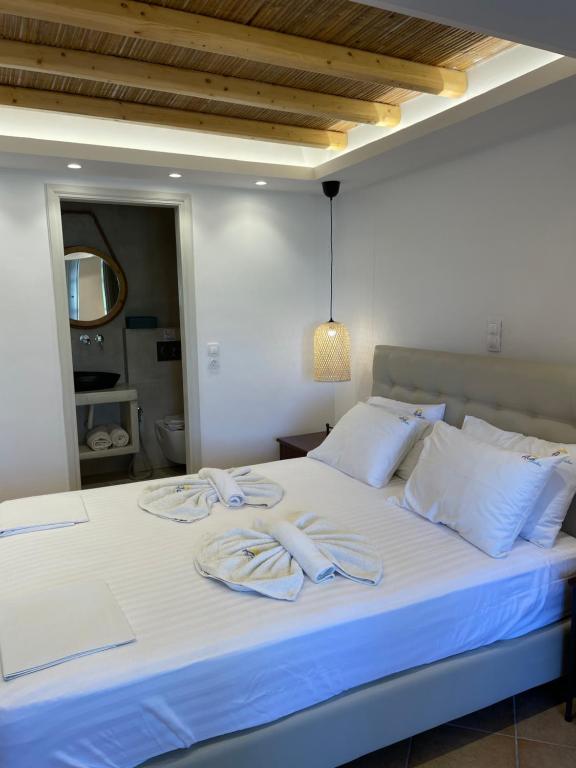 Postel nebo postele na pokoji v ubytování Acti Plaka Hotel