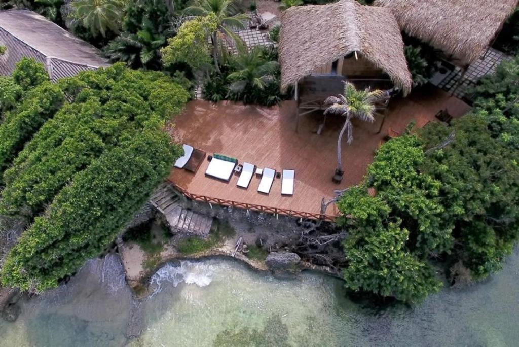 uma vista aérea de uma ilha com um resort em Isla Única em Isla Grande