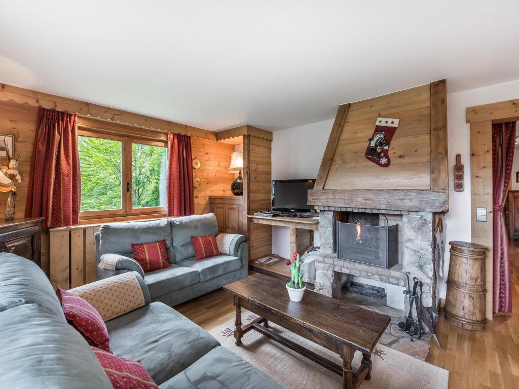 un salon avec un canapé et une cheminée dans l'établissement Appartement Confort 2 Chambres, Cheminée, Balcon, Garage - Megève Rochebrune - FR-1-453-195, à Megève