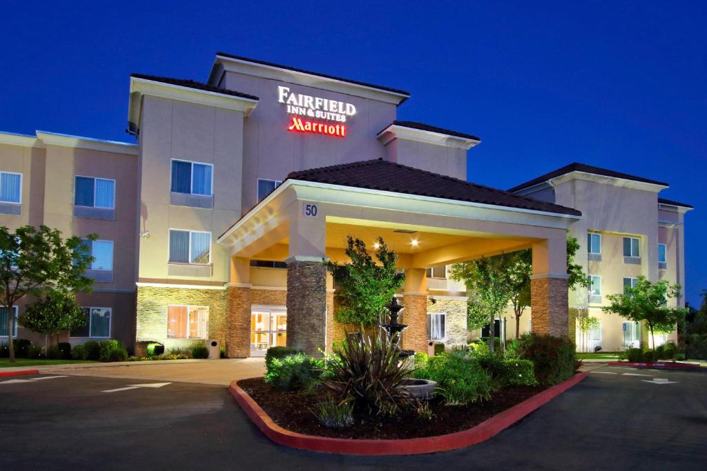 una representación de la parte delantera de un hotel en Fairfield Inn & Suites Fresno Clovis en Clovis