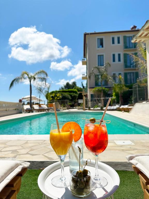 Bazén v ubytování Hôtel Miramar nebo v jeho okolí