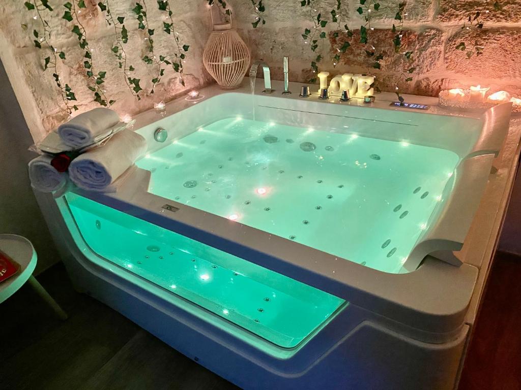 La salle de bains est pourvue d'une baignoire avec une lumière bleue. dans l'établissement Stella Marina Luxury, à Polignano a Mare