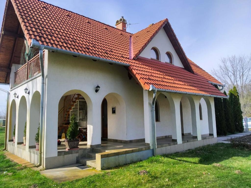 een kleine witte kerk met een oranje dak bij Bodzás vendégház - Bodza u.4. in Kiskunmajsa