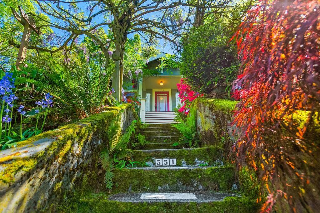ein kleines gelbes Haus mit Treppe im Garten in der Unterkunft Enchanted Path to a Gardenscape - 92 Walkscore! in Seattle