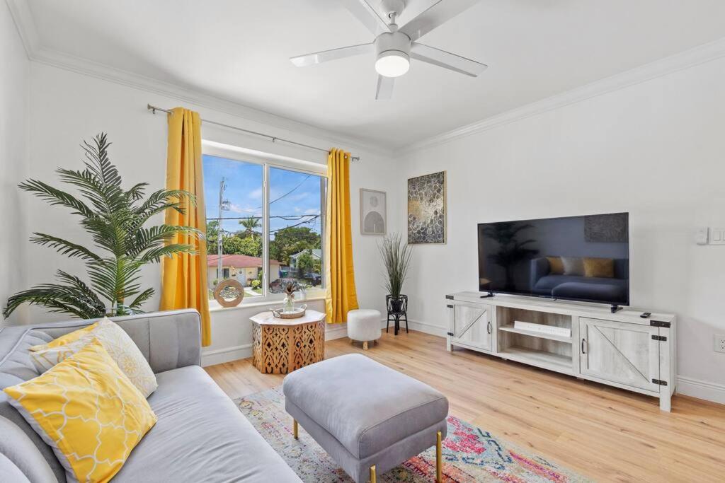een woonkamer met een bank en een tv bij Comfy & Updated Apartment centrally located minutes away from everything! in Miami