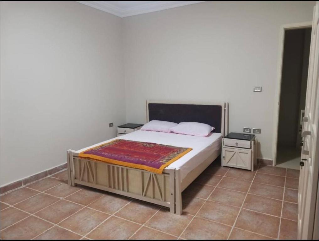 sypialnia z łóżkiem z 2 poduszkami w obiekcie kaltala w mieście Hurghada
