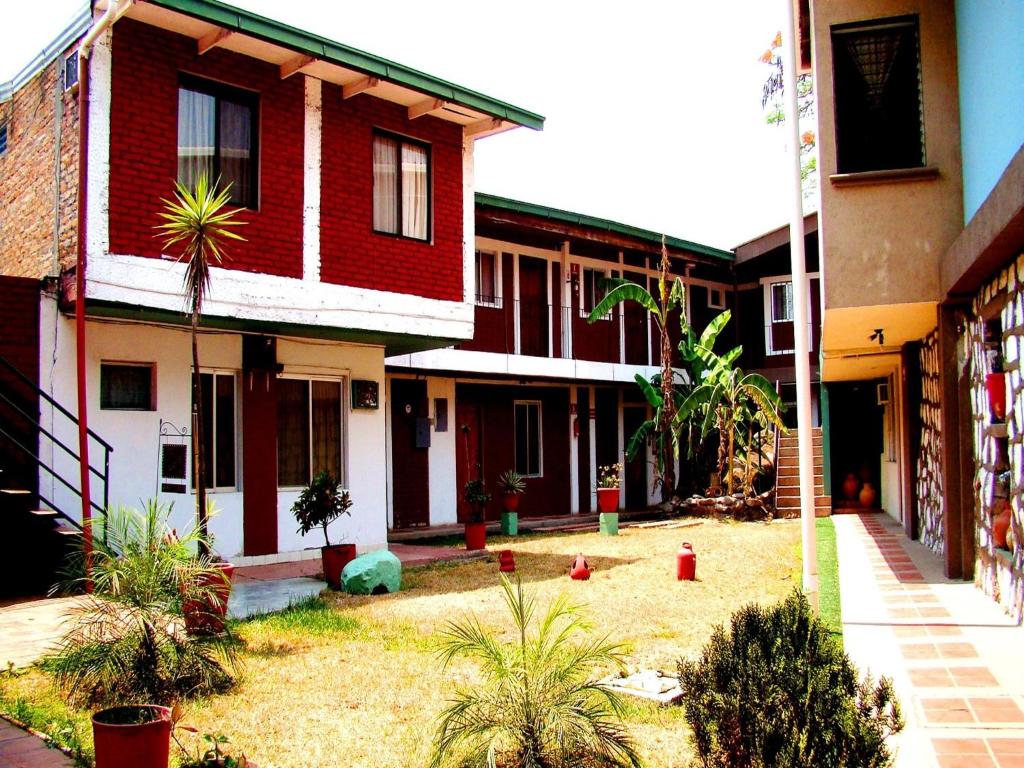 un grupo de edificios con plantas en un patio en Apart-Hotel River View, en Tegucigalpa