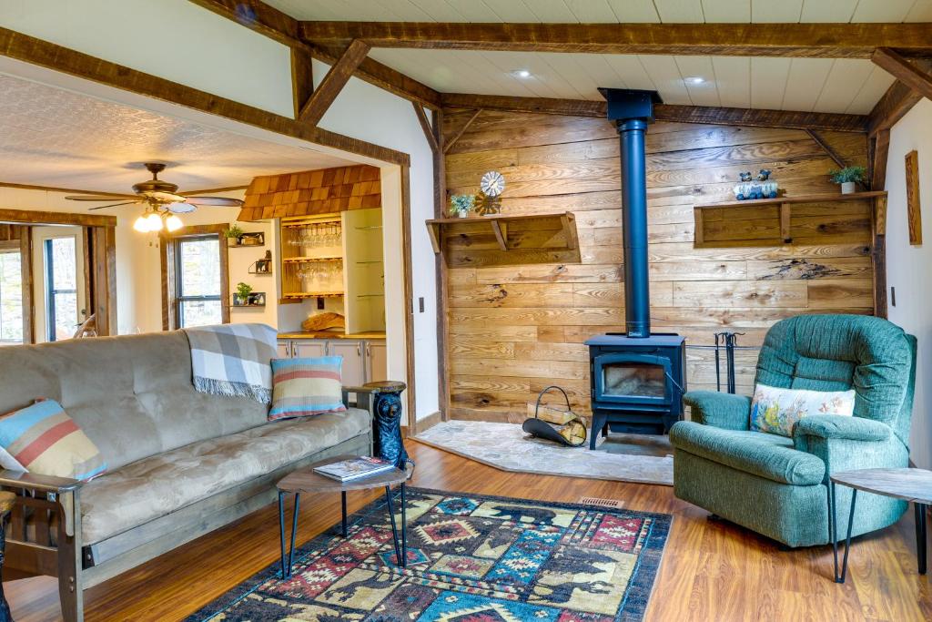 ein Wohnzimmer mit einem Sofa und einem Herd in der Unterkunft Alpine Lake Resort Cabin Rental with Pool Access! in Terra Alta
