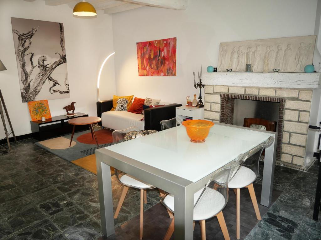 Charmant appartement tout confort proche Joigny في Cézy: غرفة معيشة مع طاولة ومدفأة