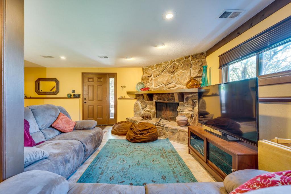 uma sala de estar com um sofá e uma lareira em Peaceful Boulder Apartment with Private Patio! em Boulder