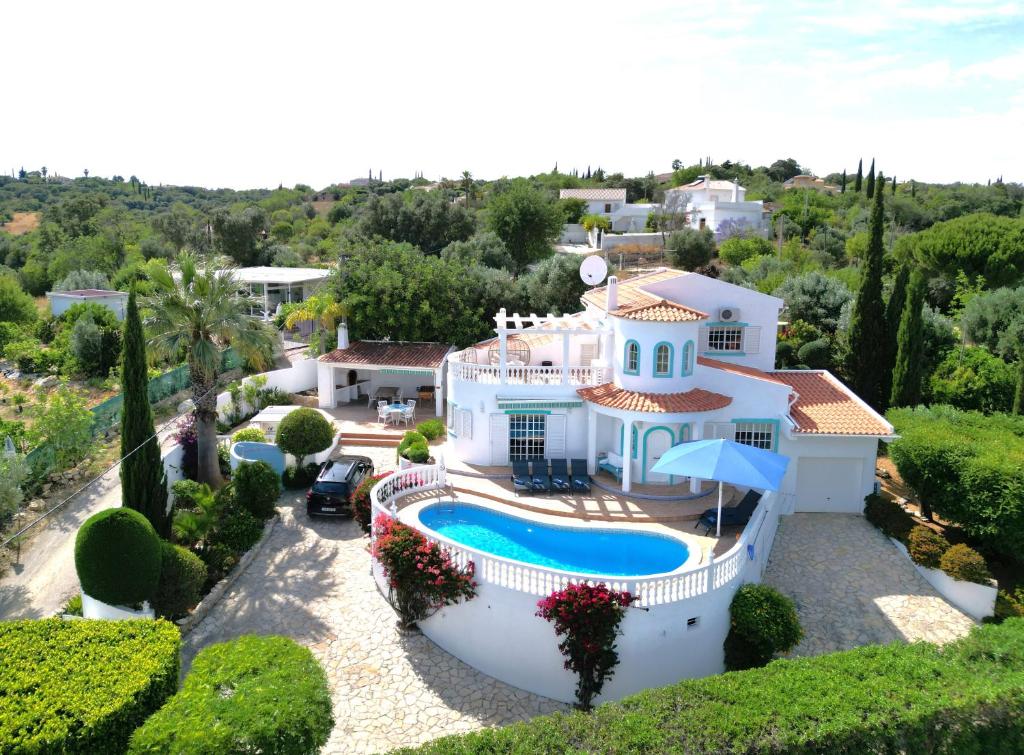 uma vista aérea de uma casa com piscina em Luxury Casa da Fonte - Private Heated Pool em Faro