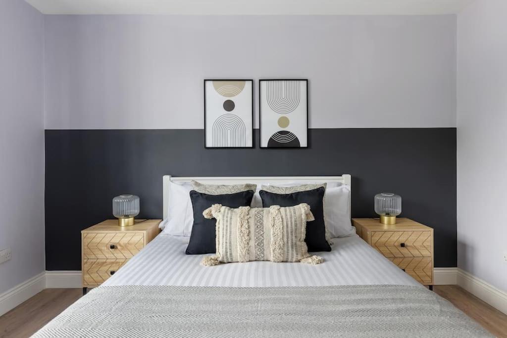 Postel nebo postele na pokoji v ubytování Stylish & Spacious 3 Bed Apartment with Fast Wifi, close to Tube & Wembly
