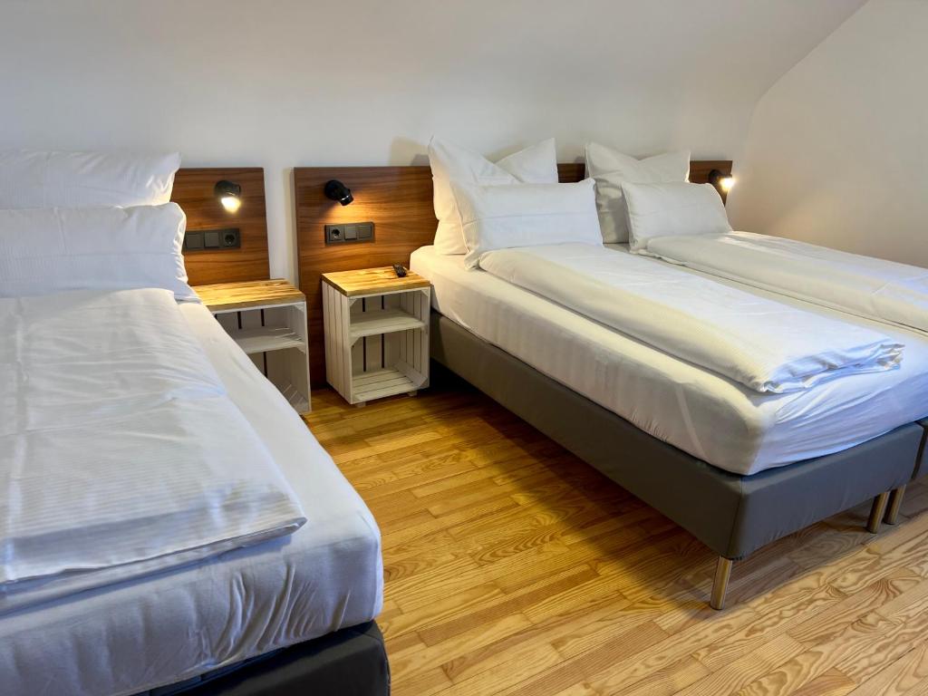 Postel nebo postele na pokoji v ubytování JUNIPRO Hotel Schinderhannes