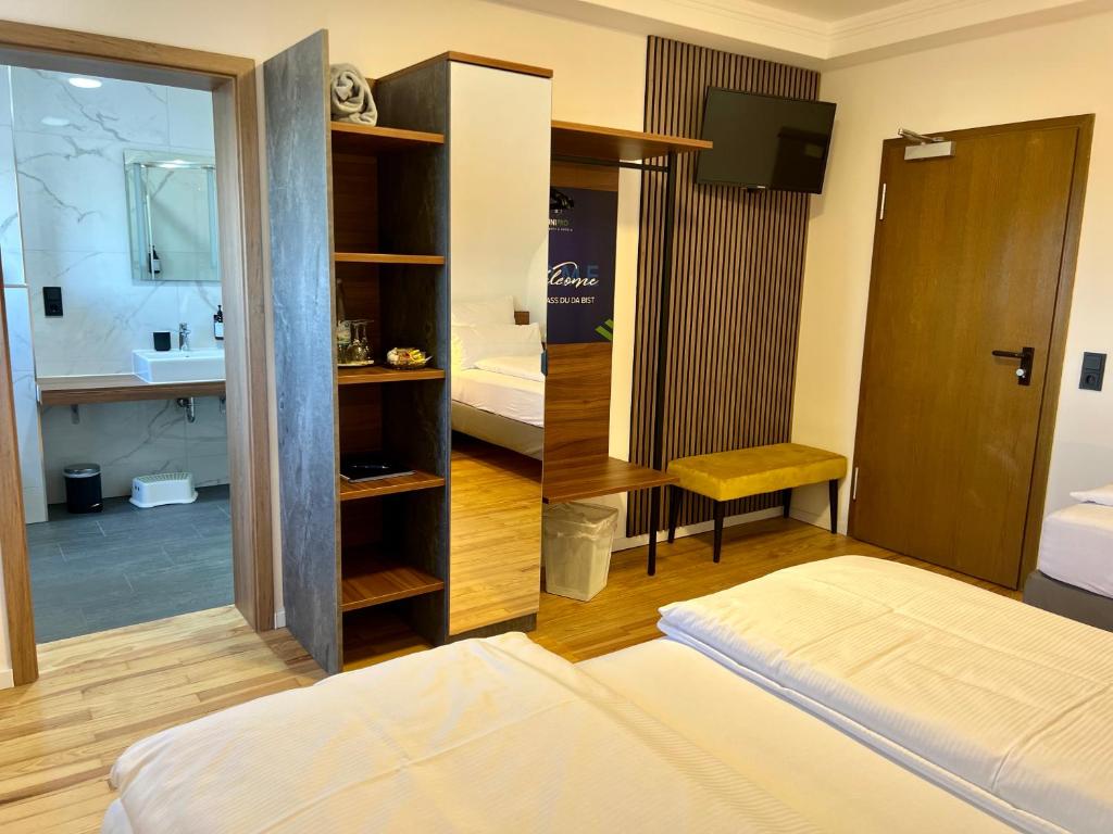 Postel nebo postele na pokoji v ubytování JUNIPRO Hotel Schinderhannes