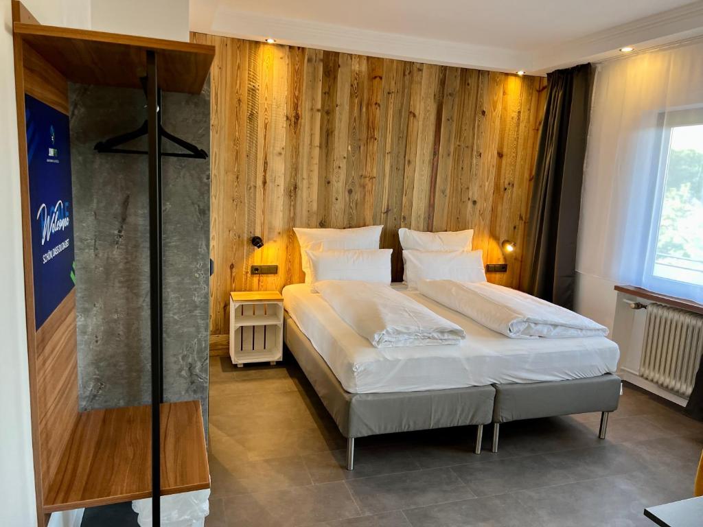 Postel nebo postele na pokoji v ubytování JUNIPRO Hotel Schinderhannes