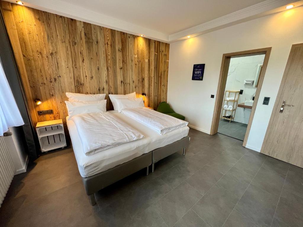Postel nebo postele na pokoji v ubytování JUNIPRO Hotel Schinderhannes